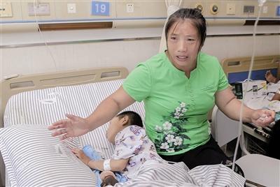 男童被毒蛇咬傷 母親用菜刀放血險致他右手殘廢